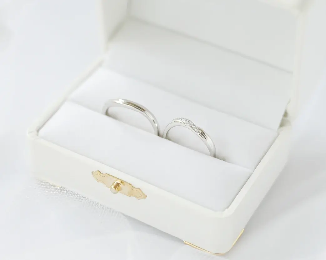 カップルが相談している写真