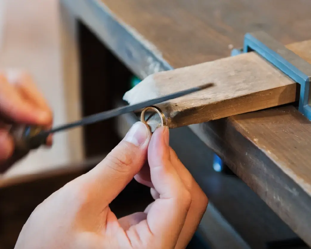 カップルが相談している写真